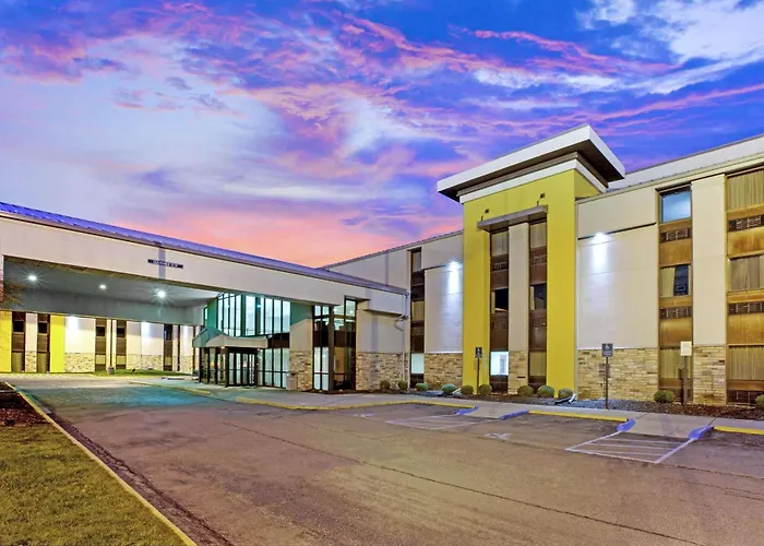 La Quinta Inn & Suites By Wyndham Detroit Metro Airport Romulus